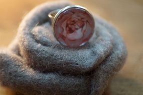 Ring ROSE unter Glas